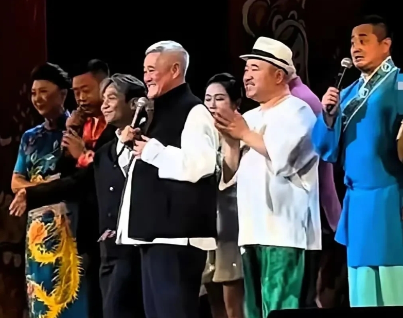 本山老师的美国巡演，有几个亮点不得不提：
1. 演出现场的氛围令人震撼。赵家班的