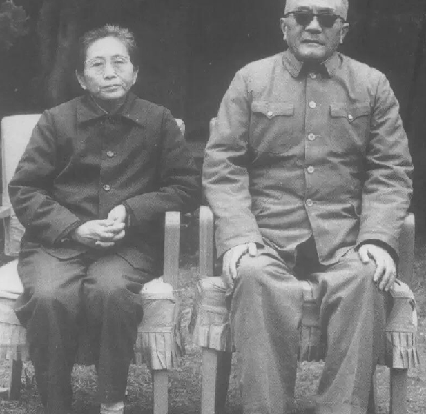 1962年，唐棣华在得知彭德怀和浦安修离婚后，也产生了和丈夫黄克诚分开的想法，但
