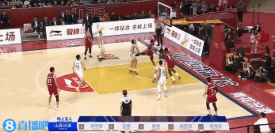 迪亚洛啊迪亚洛，你这个运动能力，是怎么被NBA放弃的~
在山西对阵对阵上海队的第