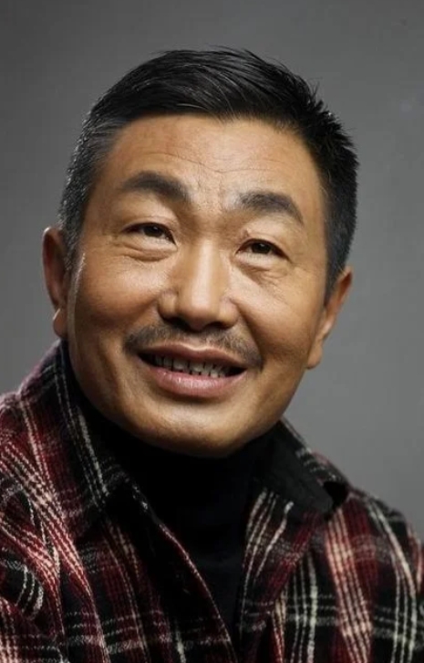 杜源：演艺界的常青树与家庭中的暖心人