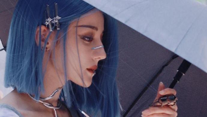 迪丽热巴：蓝发机械姬的时尚魅力