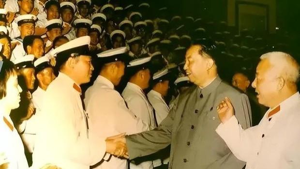 二野出身的开国上将，支持“凡是”政策，晚年被邓小平批评3次