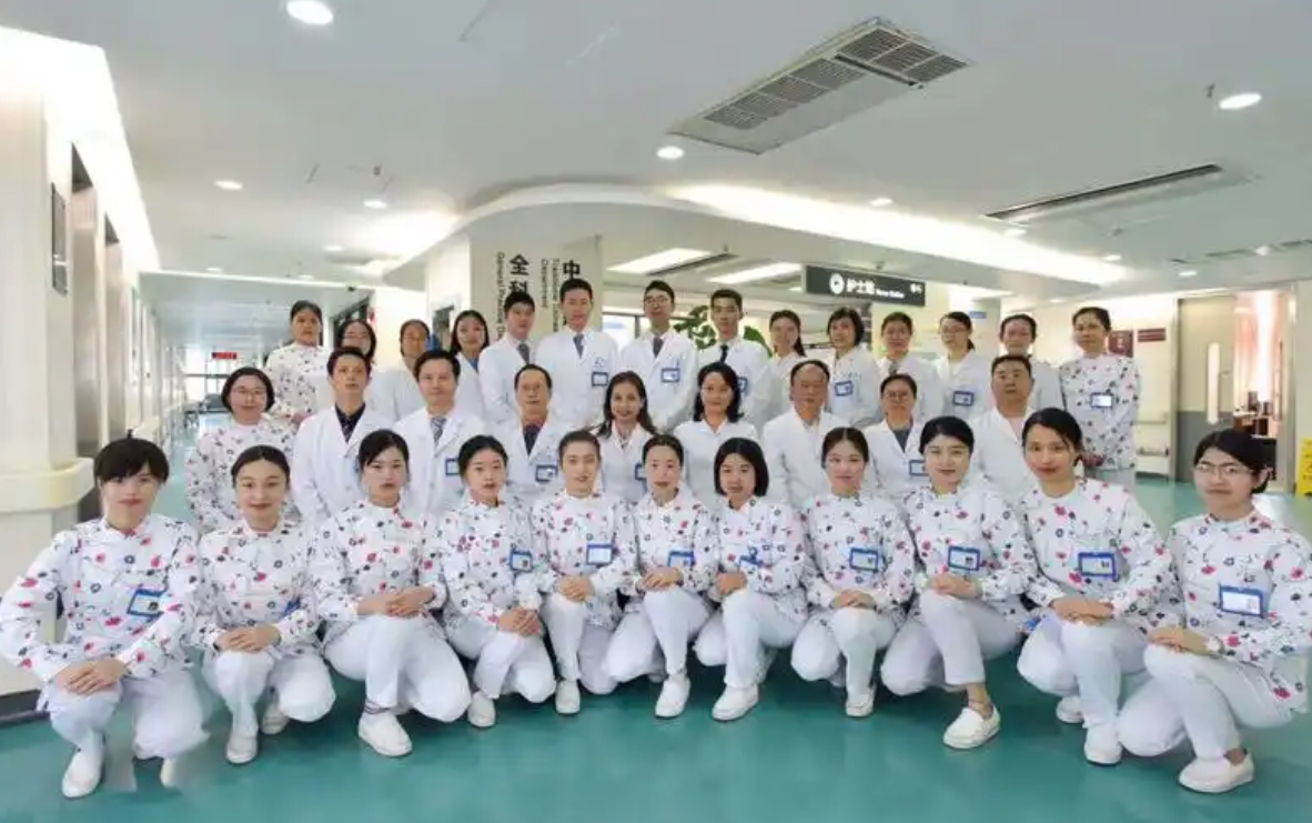 最近医院陪老人住了几天院，发现医院里工作人员也分三六九等，着装各异。

穿白大掛