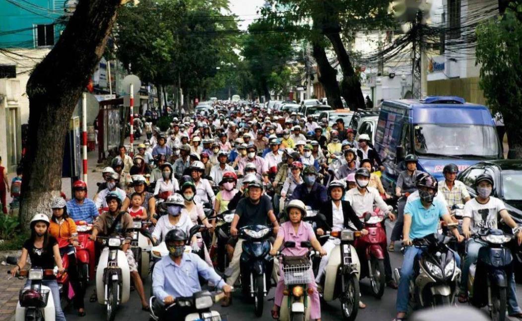 越南人也不愿意生孩子了，为什么？
是经济不行了？还是观念改变了？
或者是美国人搞