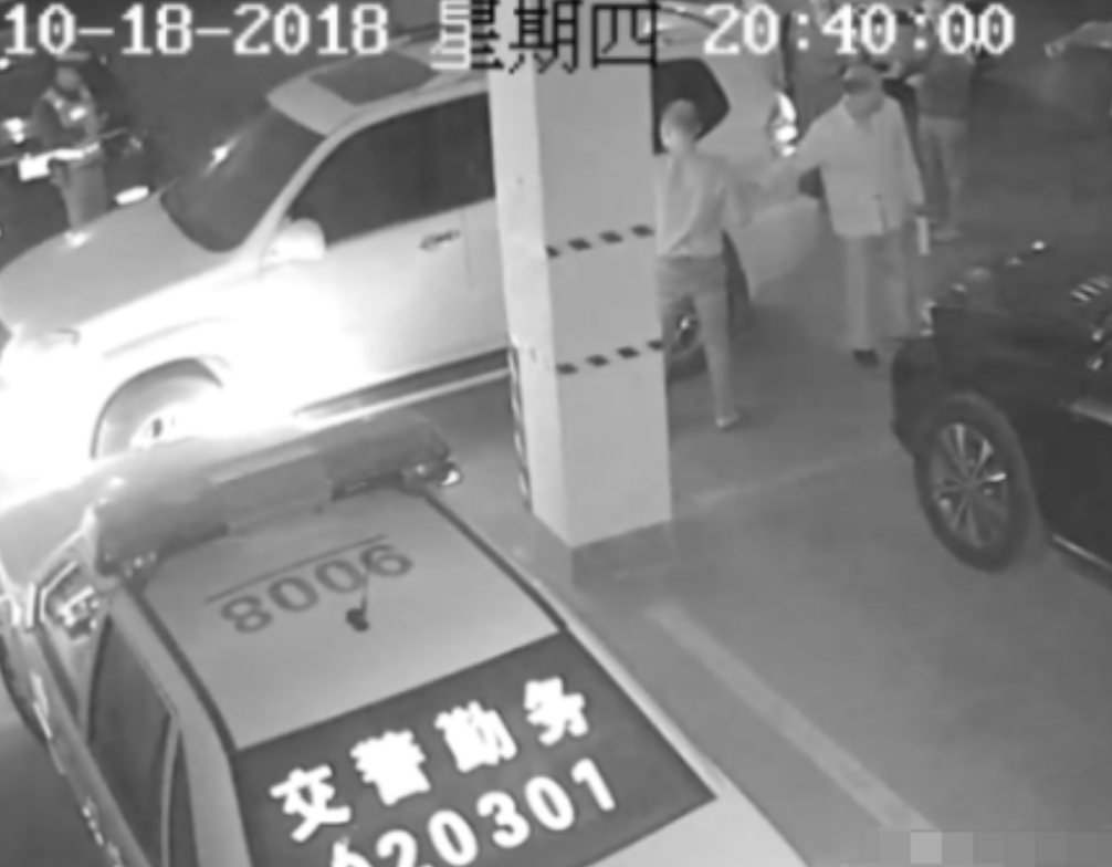 2018年，山东临沂，男子酒后回家，发现一辆警车占用了他的私人车位，男子要求警车