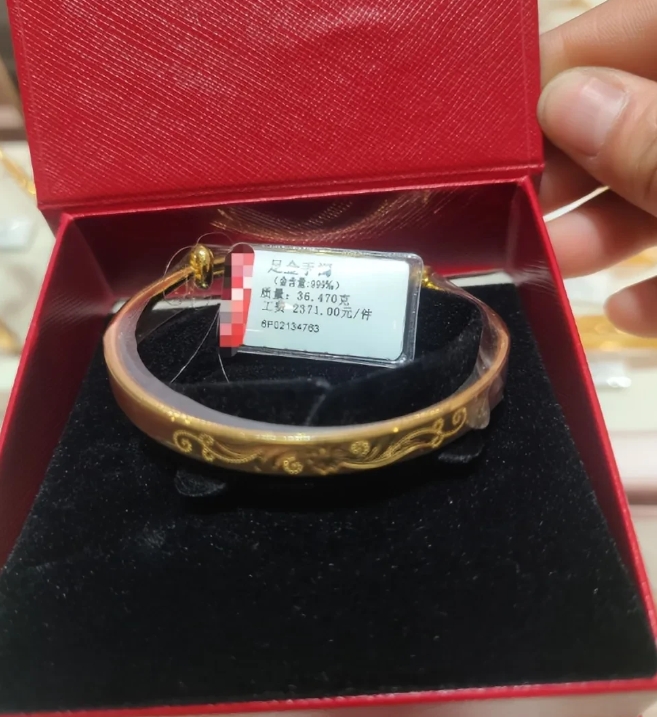 昨天回老家看望婆婆，发现她平时脖子上戴得金项链和耳朵上的金耳环都不见了，那可是大