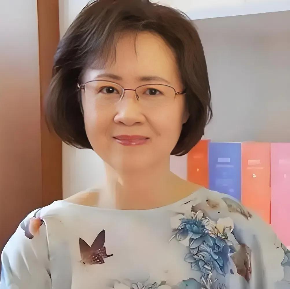 平鑫涛原配并不代表活着就是胜利，反观琼瑶更洒脱！
 
原配不能说是笑到最后，充其