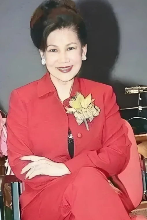 冯坚妮：离异带娃仍能嫁给霍英东