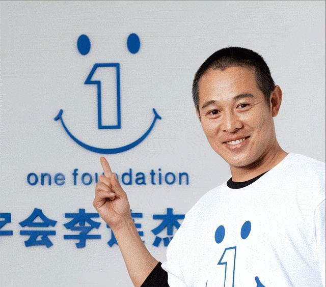 61岁李连杰现身新加坡法会，面相怪异脸色发黑，多年修行未有正果（李连杰什么时候加入的新加坡国籍）-第9张图片-九妖电影