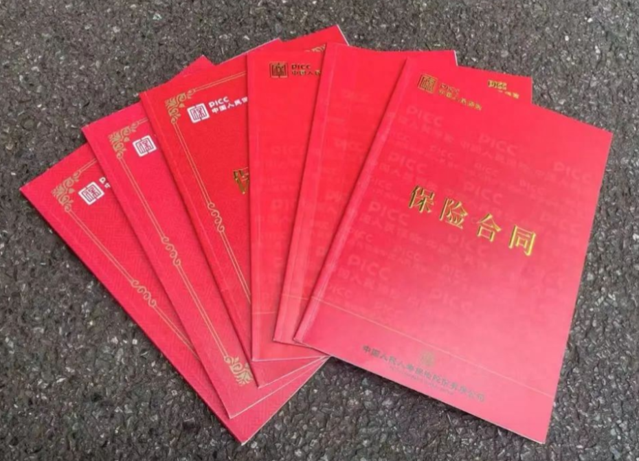湖南长沙，一退休老人近些年购买了十多份保险，花费了100多万元，儿媳却发现保单中