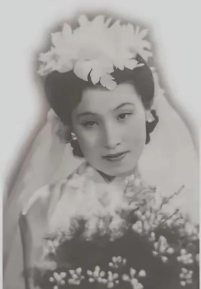 1922年7月，袁世凯去世六年后，在袁世凯老家河南彰德的大院里，出生了一个女婴，