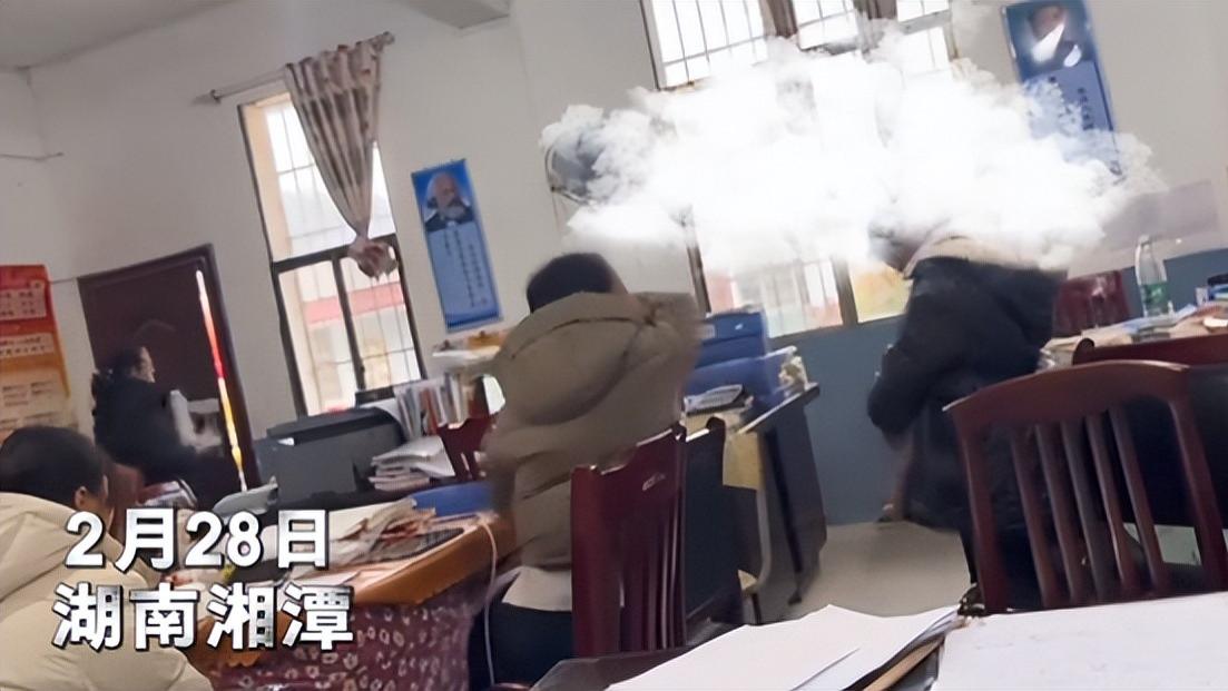 湖南一学生不会做题，被老师暴力打骂，使劲拽头发，疼得大声痛哭