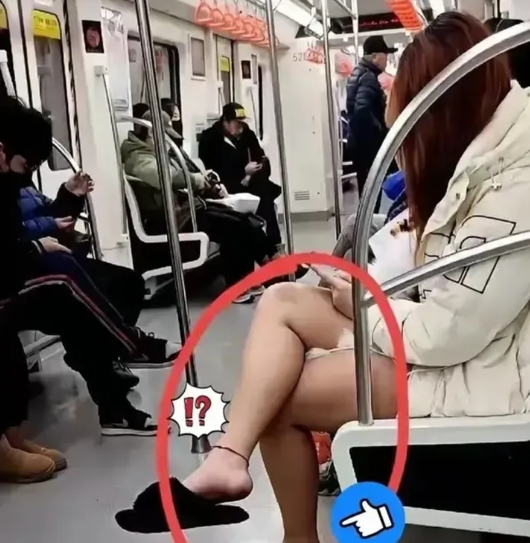 这穿搭绝了！
今天在地铁上看见一美女，上身穿着羽绒服保持温度，两条腿保持热度，两