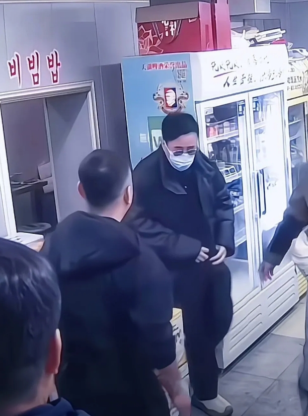 于和伟2月1号回老家辽宁抚顺过年，一行9人，找了个家乡饭馆吃饭，总共花费334元