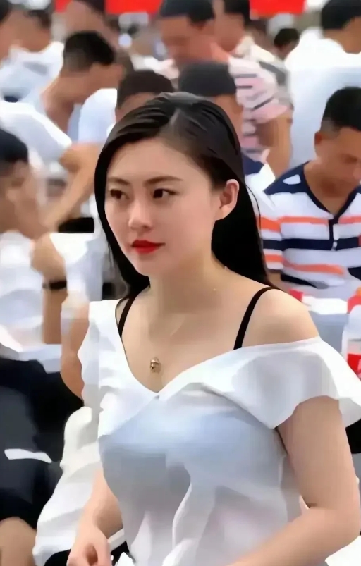 有人说李佩霞穿衣服，
有故意显露身材，勾引人的嫌疑，
不知道为什么这样判断。
她