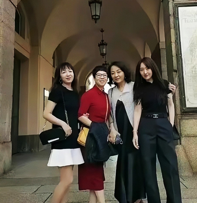 1971年出生的杨钰莹和同学的合照，美得让人惊艳！镜头下的杨钰莹身穿黑色短袖配西