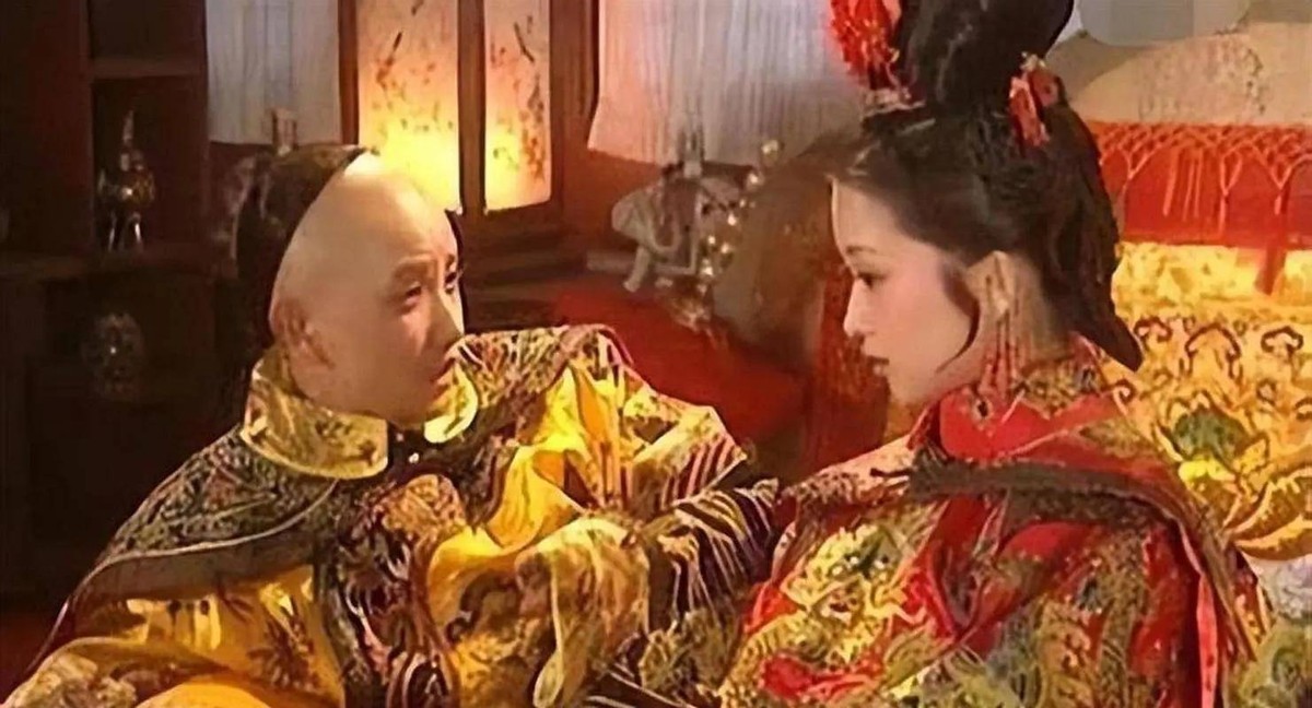 1665年，11岁的康熙娶了年仅12岁的赫舍里氏。就在他犹豫要不要掀开那层红纱时