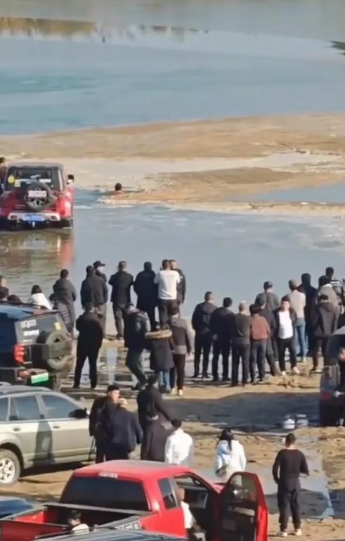 男子玩越野车陷入泥潭淡定等救援，结果被众多车友围观中慢慢沉入泥地身亡！事发1月1
