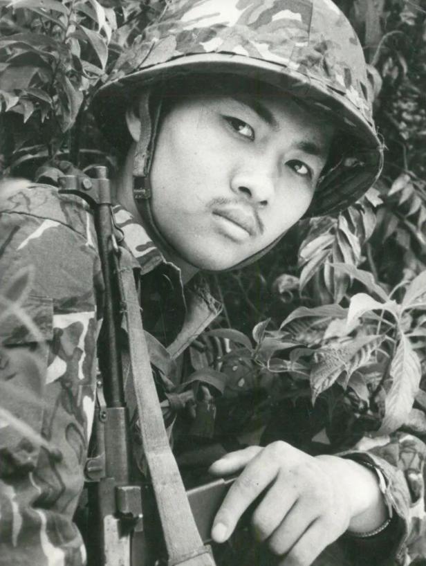 我老舅说他当年参加两山轮战时正是中越双方交战白热化的时候，双方偷袭、捕俘、摸哨经