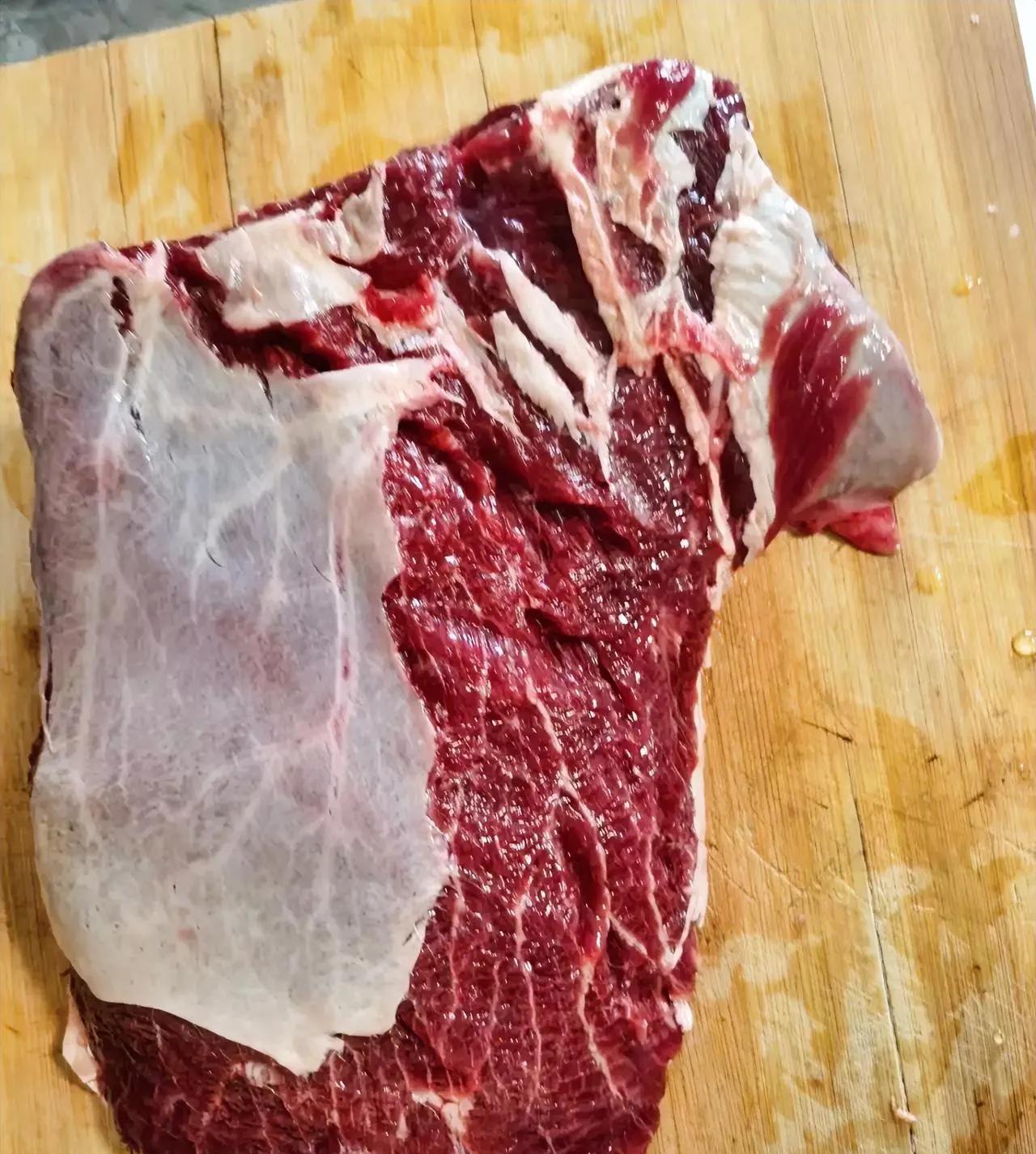 奉劝大家千万不要买低价的牛肉。昨天 8 点去早市买菜，快走到菜市场门口时，看到路