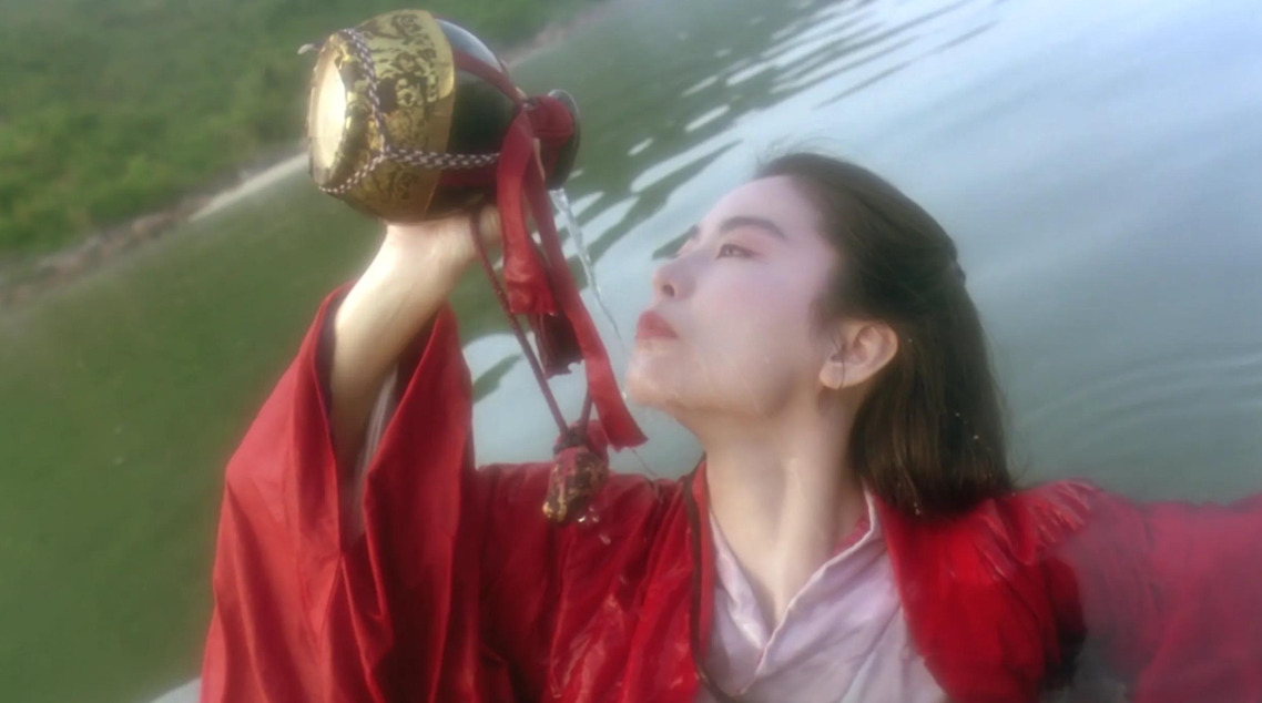 东方不败本来是想当贤妻良母的，结果令狐冲不给他机会，硬生生逼死了东方不败。
令狐