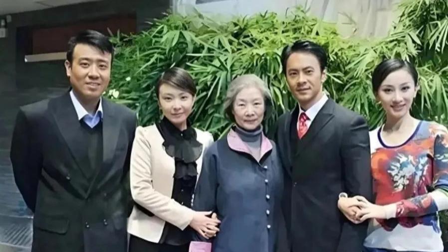 于和伟3岁丧父, 吃姐姐奶水长大, 成名后为8个哥哥姐姐买房报答!