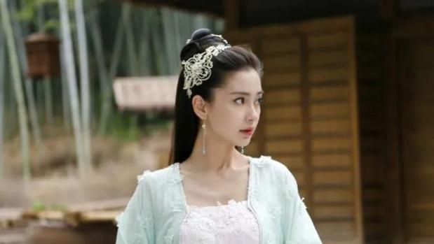 杨颖疑复出无望做回嫩模，300元的平价货也接，完全没有昔日风采