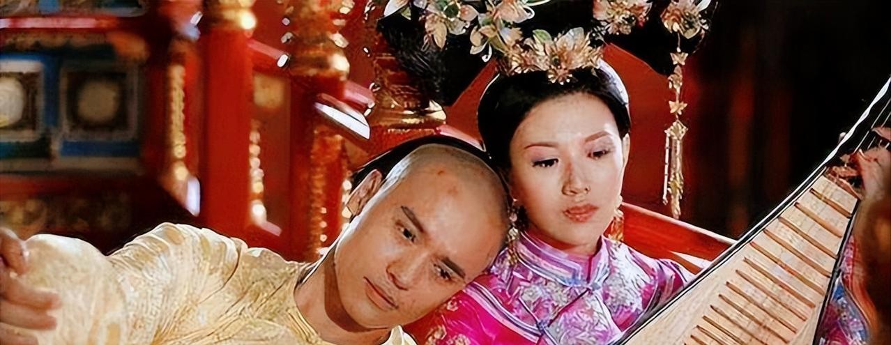 皇太极刚登基不久，多铎便展现了他的放肆狂妄。当范文程在朝堂上忙于国事时，多铎闯入