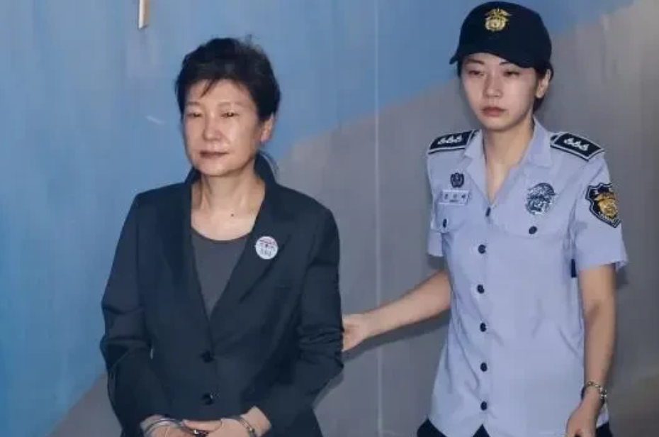 尹锡悦把朴槿惠送进去，文在寅特赦了朴槿惠，尹锡悦进去没人特赦他！