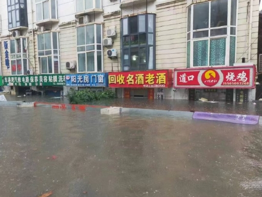 来来来，带大家认识一下郑州著名的“二十一世纪.一下雨就淹.社区”。 ​