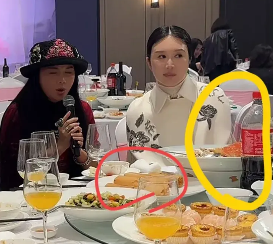 张纪中直播小女儿满月宴，圈中好友少有捧场，菜品简单被指寒酸!
张纪中小女儿“小龙