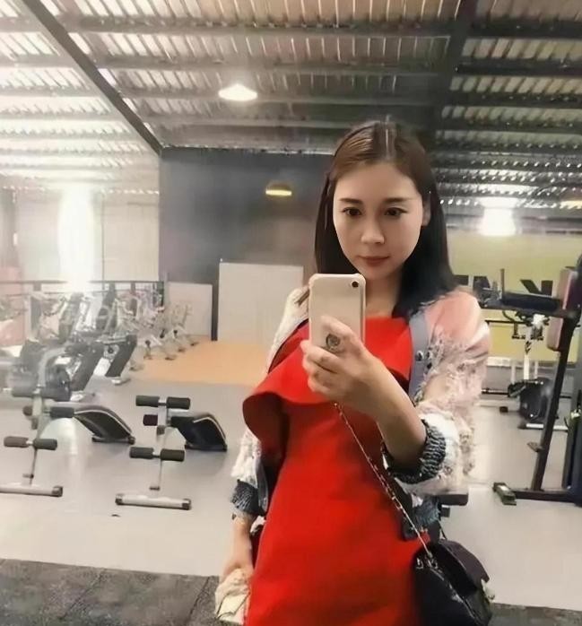劳荣枝，这个看似温柔美丽的女人，背后隐藏着可怕的秘密。即便已经42岁，她仍保持着