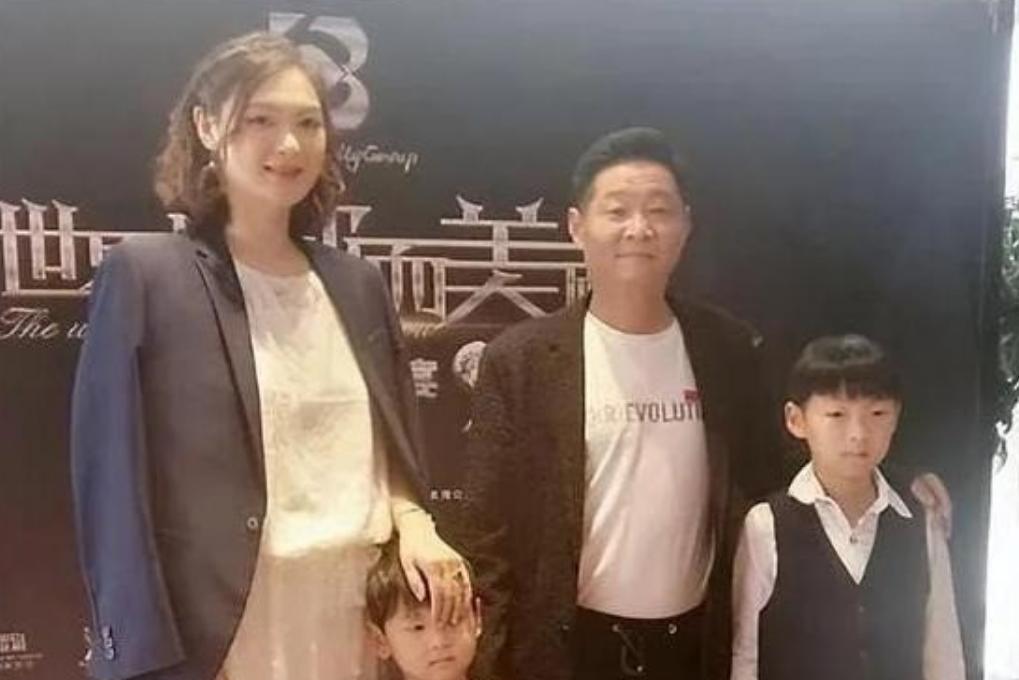 赵亮的转型真让人佩服，他不光是把自己从舞台上带到山村，还能在养鸡这行里混得风生水