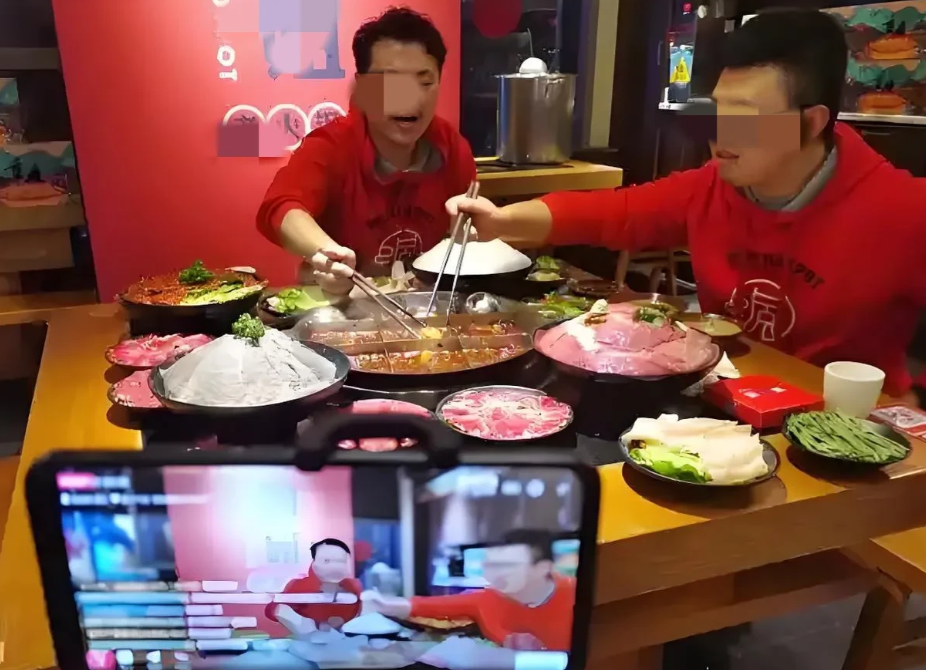 11月27日，江苏苏州，男子和朋友去吃火锅，无意间发现，火锅店正在直播，还把自己