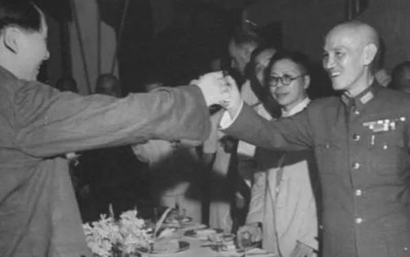 渡江战役中，痛失南京的老蒋绝望地对汤恩伯说：“打仗我不如毛泽东，写诗也不如他，但
