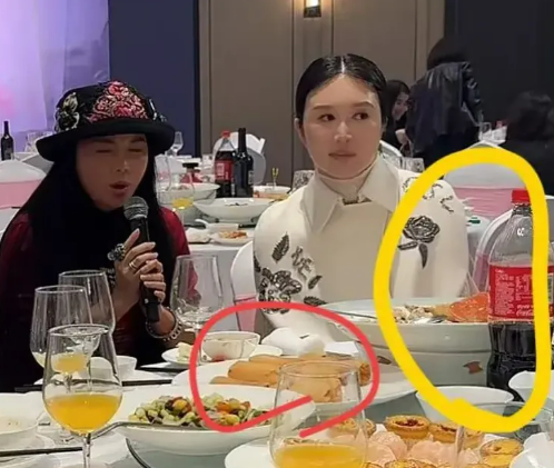 张纪中直播小女儿的满月宴，可这宴席布置却让人有点意外。
桌上摆着的居然是塑料瓶装