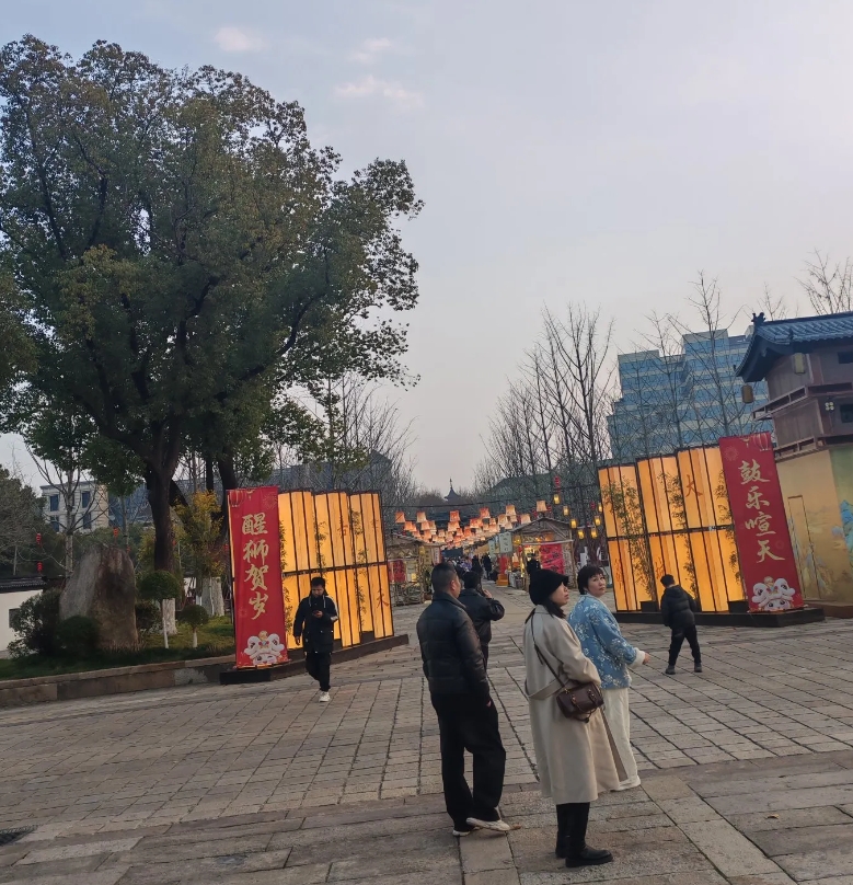 农村生活，有个现象一直让我很费解：大家的攀比心为何如此之重？
 
就拿买房这件事