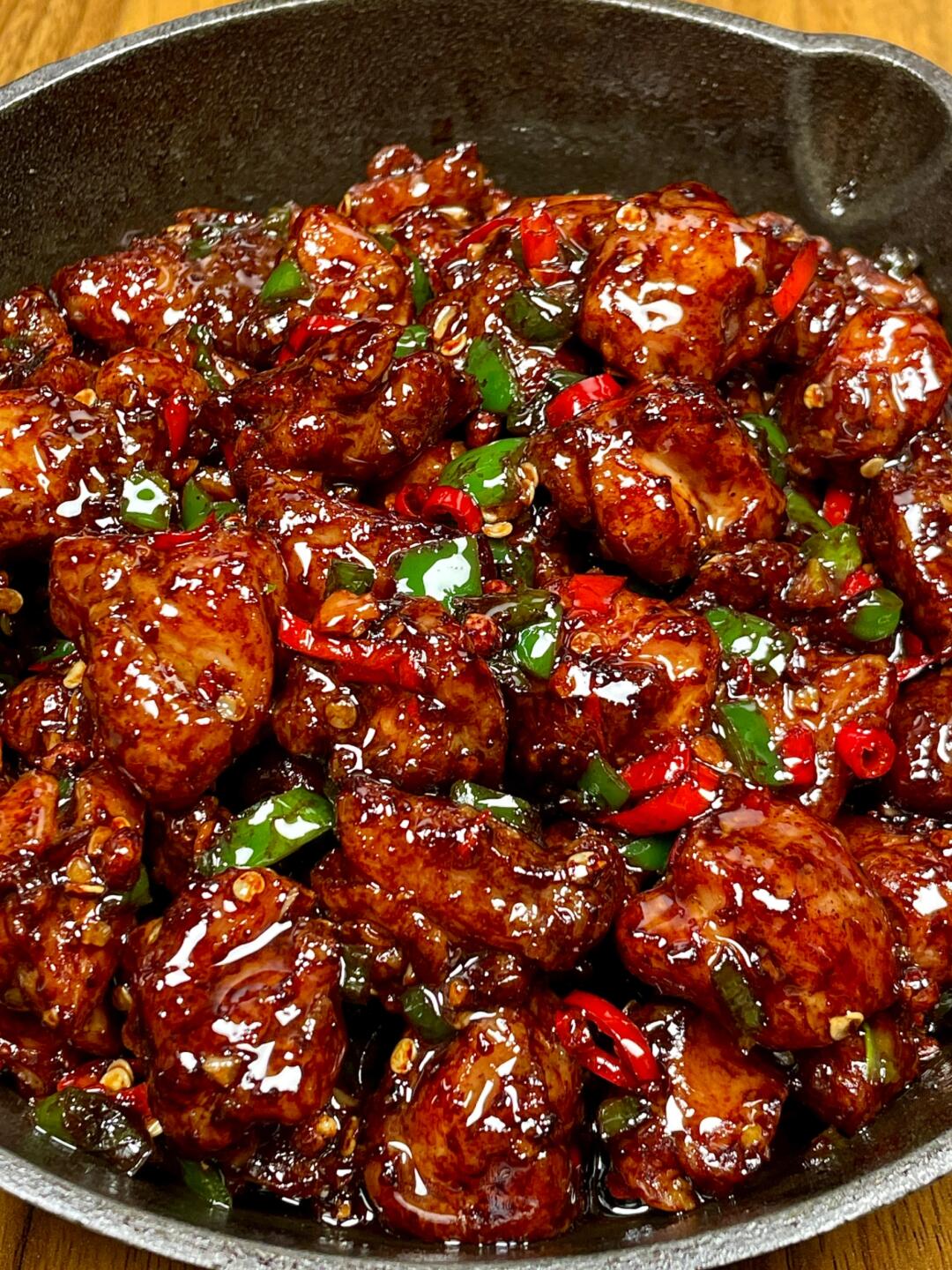 超下饭的双椒炒鸡腿肉，泰好吃啦！
鲜嫩多汁，口感焦嫩，配米饭嘎嘎绝，一口一个停不