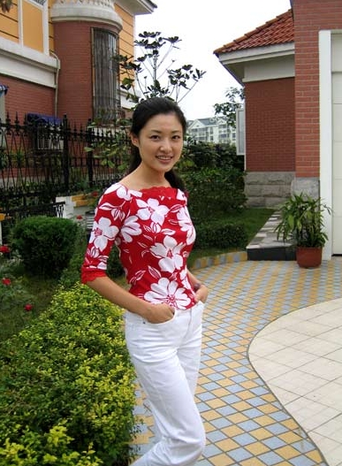 天呐，周涛这状态也太好了吧！这五官，这气质，真 正诠释了什么叫国泰民安，明媚大气