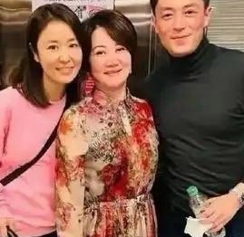 林心如和霍建华夫妇最近给爸妈庆生，47岁的林心如还像少女，而老公霍建华却有点小肚
