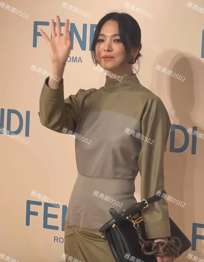 宋慧乔也老了，没有以前好看了！
她今天在香港出席活动，本人个子不高身发福了不少，