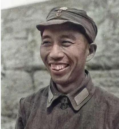 抗战时期，八路军第120师359旅旅长王震将军在延安的老照片，这招牌式的笑容，太