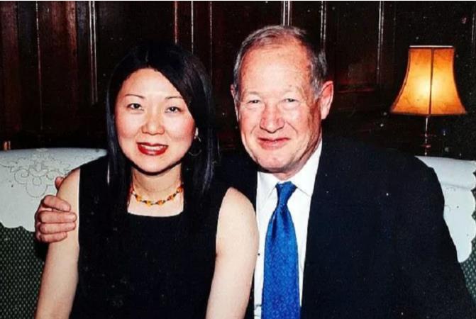 2006年，英国68岁富豪兰斯娶中国送餐员周颖为妻，遭到了3个子女的强烈反对。1