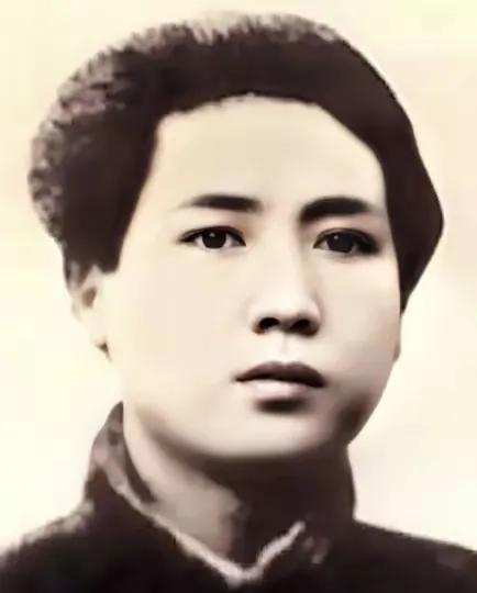 翩翩书生，霸气盈颅，发如墨澜，玉面圆润，英姿灿烂。鼻梁丰隆高启，贵额文星仰月。眼