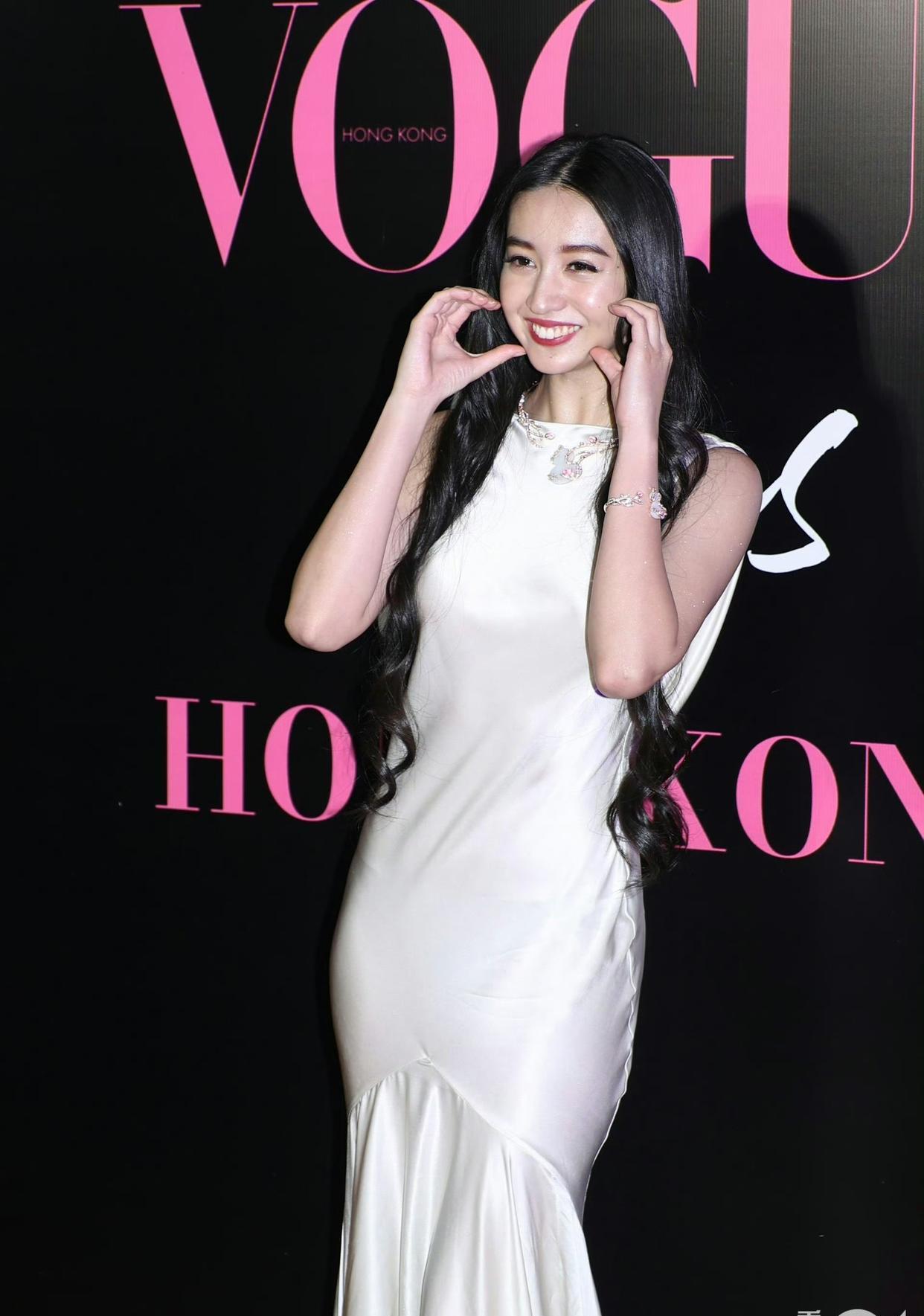 木村拓哉的女儿木村光希出席《Vogue》香港创刊五周年庆典活动。