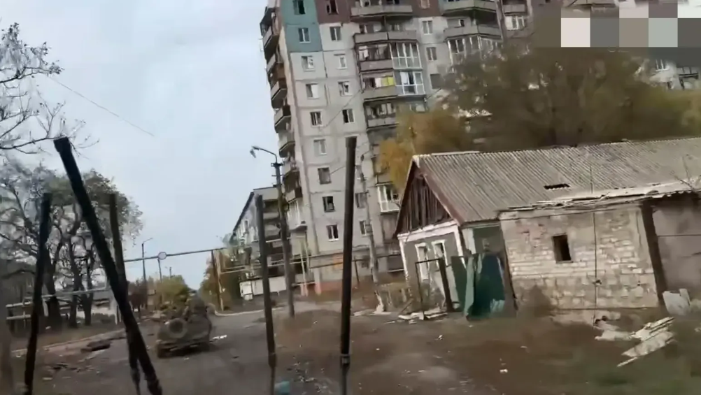 俄军攻克谢利多沃！俄军发布大量素材，不仅有在附近的矿山插旗的视频，更有在城区开车