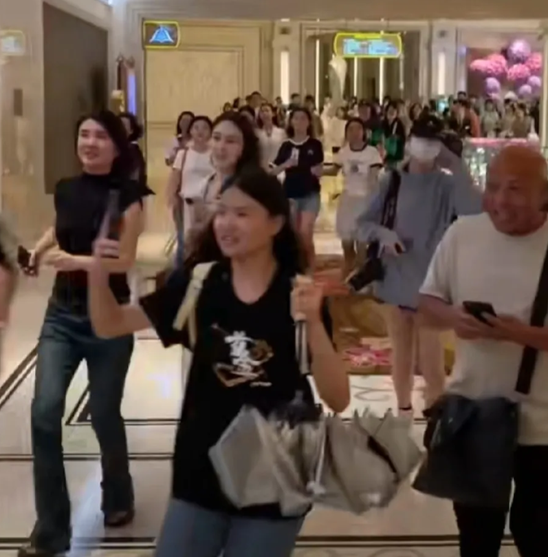 全红婵太让人心疼了！
9月2日，全红婵在澳门商场被人认出后，一大群人冲到全红婵身