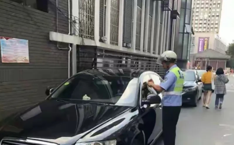 “小区里贴罚单？”浙江，一女子将车停在小区楼下路边，岂料，过了一会下楼，发现车竟