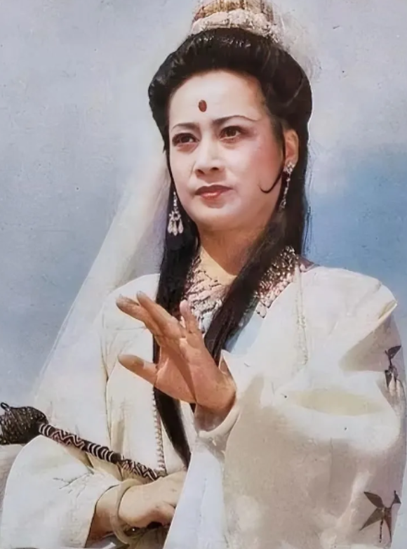 演员左大玢在采访中说，演完《西游记》后，和家人去寺庙烧香，没想到，几个老头老太又