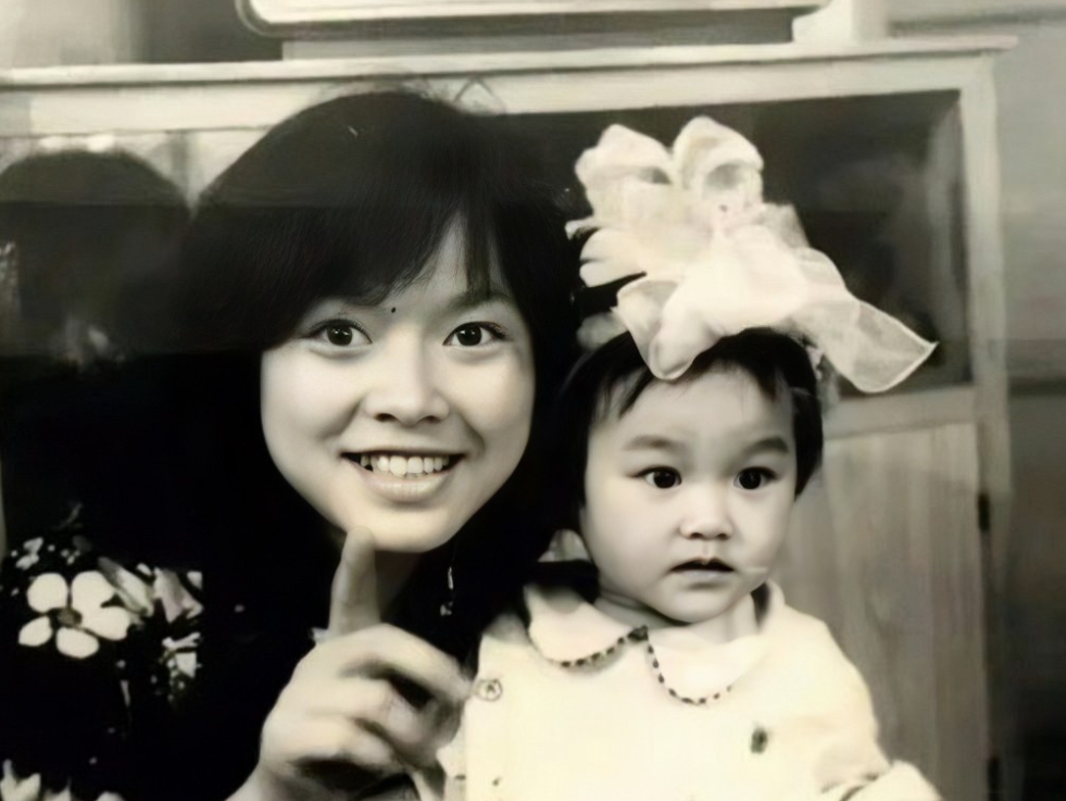 王菲小时候的照片，五官清秀有灵气，妈妈也非常好看！镜头下的王菲才几岁的模样，有着